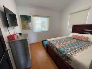 1 dormitorio con 1 cama y TV en Casa en Nuevo Altata con Alberca Privada, Villa del mar, en Altata