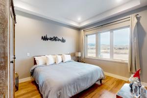 a bedroom with a bed and a window at Mountain Sky in Granby