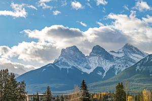 Fotografie z fotogalerie ubytování Stunning Mountain Views - Pool&HotTub - King Bed - BBQ v destinaci Canmore
