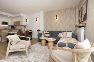 Una sala de estar con un sofá y un comedor. en Casa Pareja by BeValle, en Panticosa