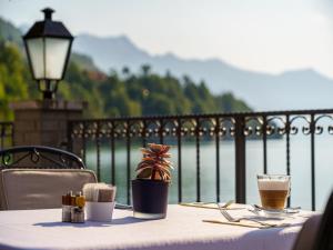 林根贝格Hotel Seeburg - Adults only的桌子上放着饮料和盆栽植物