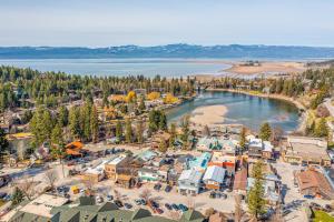 z powietrza widok na ośrodek z jeziorem w obiekcie Experience Montana Cabins - Birdsong #2 w mieście Bigfork