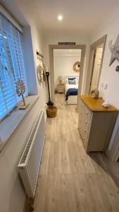 Habitación con dormitorio con cama y radiador blanco. en ABOVE PORTHMINSTER BEACH - "St James Rest" is a SUPER STYLISH PRIVATE APARTMENT - 2 mins walk Main Car Park & Station, en St Ives