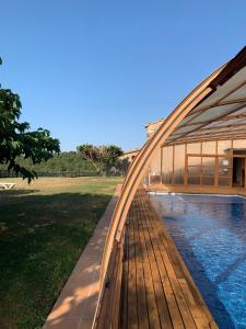 un edificio con una piscina junto a un patio en La Pallissa Casa de Turismo Rural, en Moià