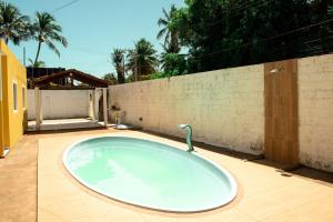 Kolam renang di atau dekat dengan Chale c piscina e WiFi -Sao Miguel dos Milagres AL