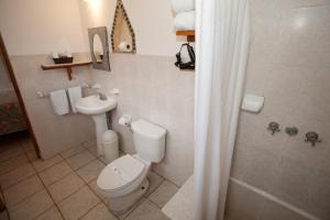 阿希吉克的住宿－卡薩布蘭卡酒店，一间带卫生间和水槽的浴室