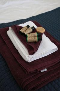 uma toalha com duas garrafas de vinho numa cama em “TAWAW” A Lux 2BD Bungalow Harton South Shield em South Shields