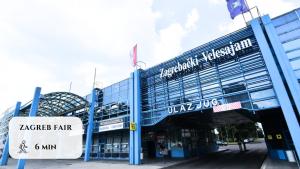 Et logo, certifikat, skilt eller en pris der bliver vist frem på Four Seasons Apartment - FREE PARKING