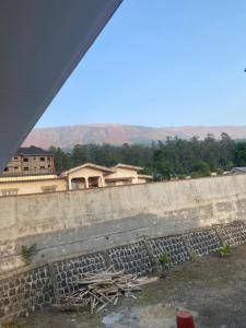 une vue sur un mur de retenue avec des montagnes en arrière-plan dans l'établissement E&T Resorts, à Buea