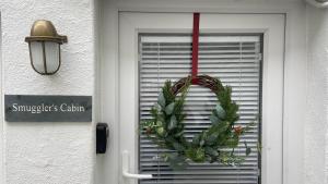 Fotografie z fotogalerie ubytování SMUGGLERS HIDE or SMUGGLERS CABIN - EITHER a 2 Bedroom FISHERMANS COTTAGE with Childs Bunk and HARBOUR VIEWS - OR a ground floor private small CABIN ROOM - 10 Metres To Sea Front - Book Both for a 3 Bed House - 2023 GLOBAL REFURBISHMENT AWARD WINNER v destinaci St Ives