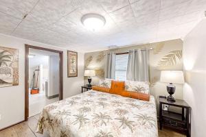 Un dormitorio con una cama y dos lámparas y una ventana. en Seahorse Serenity, en Myrtle Beach 34 fotos más