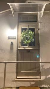 Fotografie z fotogalerie ubytování SMUGGLERS HIDE or SMUGGLERS CABIN - EITHER a 2 Bedroom FISHERMANS COTTAGE with Childs Bunk and HARBOUR VIEWS - OR a ground floor private small CABIN ROOM - 10 Metres To Sea Front - Book Both for a 3 Bed House - 2023 GLOBAL REFURBISHMENT AWARD WINNER v destinaci St Ives