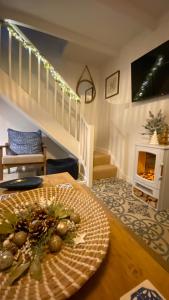 Posezení v ubytování SMUGGLERS HIDE or SMUGGLERS CABIN - EITHER a 2 Bedroom FISHERMANS COTTAGE with Childs Bunk and HARBOUR VIEWS - OR a ground floor private small CABIN ROOM - 10 Metres To Sea Front - Book Both for a 3 Bed House - 2023 GLOBAL REFURBISHMENT AWARD WINNER