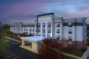 un gran edificio blanco con un cartel. en SpringHill Suites by Marriott Annapolis, en Annapolis