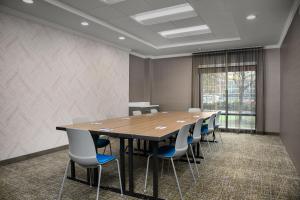 una sala de conferencias con mesa de madera y sillas en SpringHill Suites by Marriott Annapolis, en Annapolis