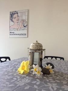 een lantaarn op een tafel met bloemen erop bij A Life in the Sun by Slice of Heaven in Calheta