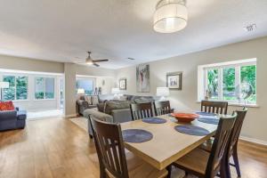 comedor y sala de estar con mesa y sillas en 3322 Fairway Oaks, en Amelia Island