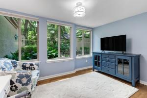 sala de estar con TV en una cómoda azul en 3322 Fairway Oaks, en Amelia Island