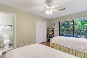 阿米莉亞島的住宿－3322 Fairway Oaks，一间卧室设有两张床和窗户。