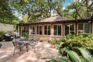 a conservatory with a table and chairs on a patio at 3322 Fairway Oaks in Amelia Island