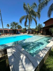 בריכת השחייה שנמצאת ב-Casa com piscina em boraceia a 400 metros da praia או באזור