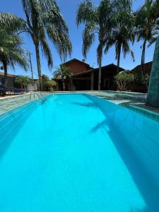 Piscine de l'établissement Casa com piscina em boraceia a 400 metros da praia ou située à proximité