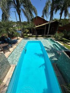 Piscine de l'établissement Casa com piscina em boraceia a 400 metros da praia ou située à proximité