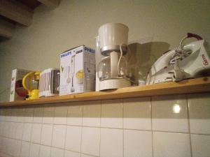 un estante en una cocina con electrodomésticos en Vachement bien !, 