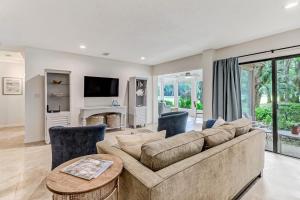 uma sala de estar com um sofá e uma mesa em 3325 Fairway Oaks em Amelia Island
