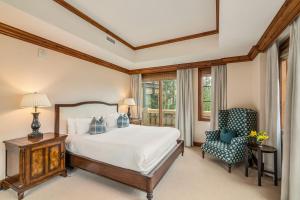 1 dormitorio con 1 cama y 1 silla en Private Residence at Leading Luxury Resort in Vail en Vail