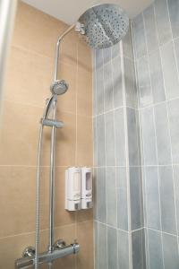 y baño con ducha con cabezal de ducha. en Apartamentos Barlovento, en Puerto de Mazarrón