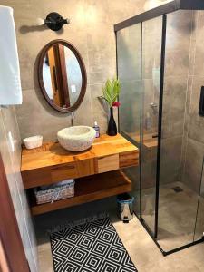 een badkamer met een wastafel en een spiegel bij Pousada Naus de Paraty in Paraty