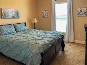 um quarto com uma cama grande e uma janela em Bungalow Blissyour Luxurious Home Away From Home em Lake Charles