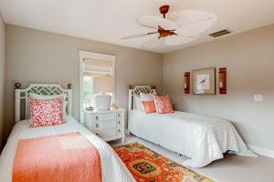 um quarto com 2 camas e uma ventoinha de tecto em Villa Christol em Bluffton