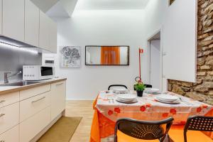 a kitchen with a table and chairs in a room at TRASTEVERE SUITE EXPERIENCE in Rome