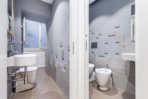 a bathroom with two toilets and two sinks at TRASTEVERE SUITE EXPERIENCE in Rome