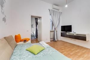 a living room with a couch and a flat screen tv at TRASTEVERE SUITE EXPERIENCE in Rome