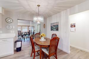 een keuken en eetkamer met een tafel en stoelen bij East Side Escape in Sarasota +14 foto's