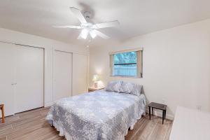 Schlafzimmer mit einem Bett und einem Deckenventilator in der Unterkunft East Side Escape in Sarasota