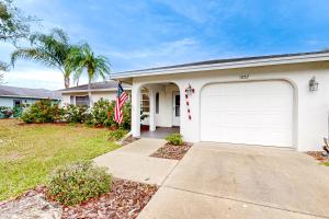 een huis met een Amerikaanse vlag en een garage bij East Side Escape in Sarasota