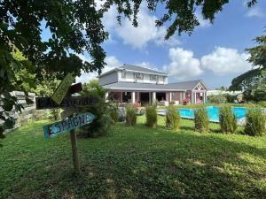 Un jardín fuera de Villa d'architecte avec piscine