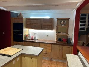 Una cocina o cocineta en Villa d'architecte avec piscine