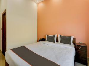 勒克瑙的住宿－North Hotel & Lawn，一间卧室配有一张大床和两个枕头