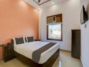 um quarto com uma cama grande e uma janela em North Hotel & Lawn em Lucknow