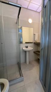 a bathroom with a sink and a shower at Villa La Felisa Hospedaje Campestre Pandi Cundinamarca in Pandi +29 photos