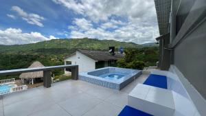 una piscina en el balcón de una casa en Villa La Felisa Hospedaje Campestre Pandi Cundinamarca, en Pandi