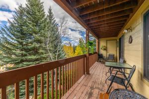 una terraza con mesa y sillas. en Spectacular Country Club Vacation Retreat, en Flagstaff