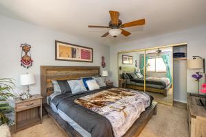 Un dormitorio con una cama y un ventilador de techo. en Spectacular Country Club Vacation Retreat, en Flagstaff