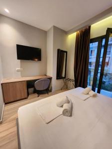 een hotelkamer met een bed en een flatscreen-tv bij B21Residence in Athene