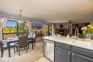 cocina con fregadero y mesa de comedor en Spectacular Country Club Vacation Retreat, en Flagstaff